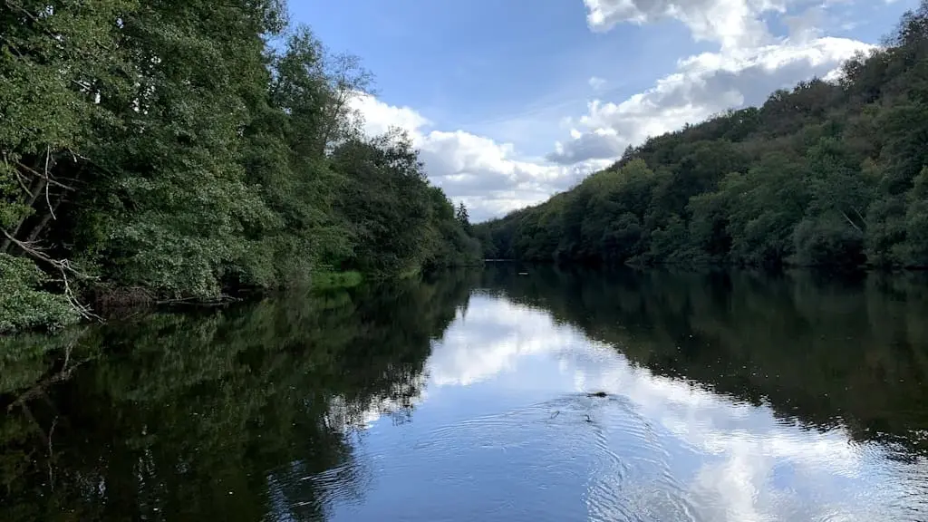 Le Moulin du Got un spot de pêche varié en Haute-Vienne - Vue vers l'amont depuis le seuil du moulin