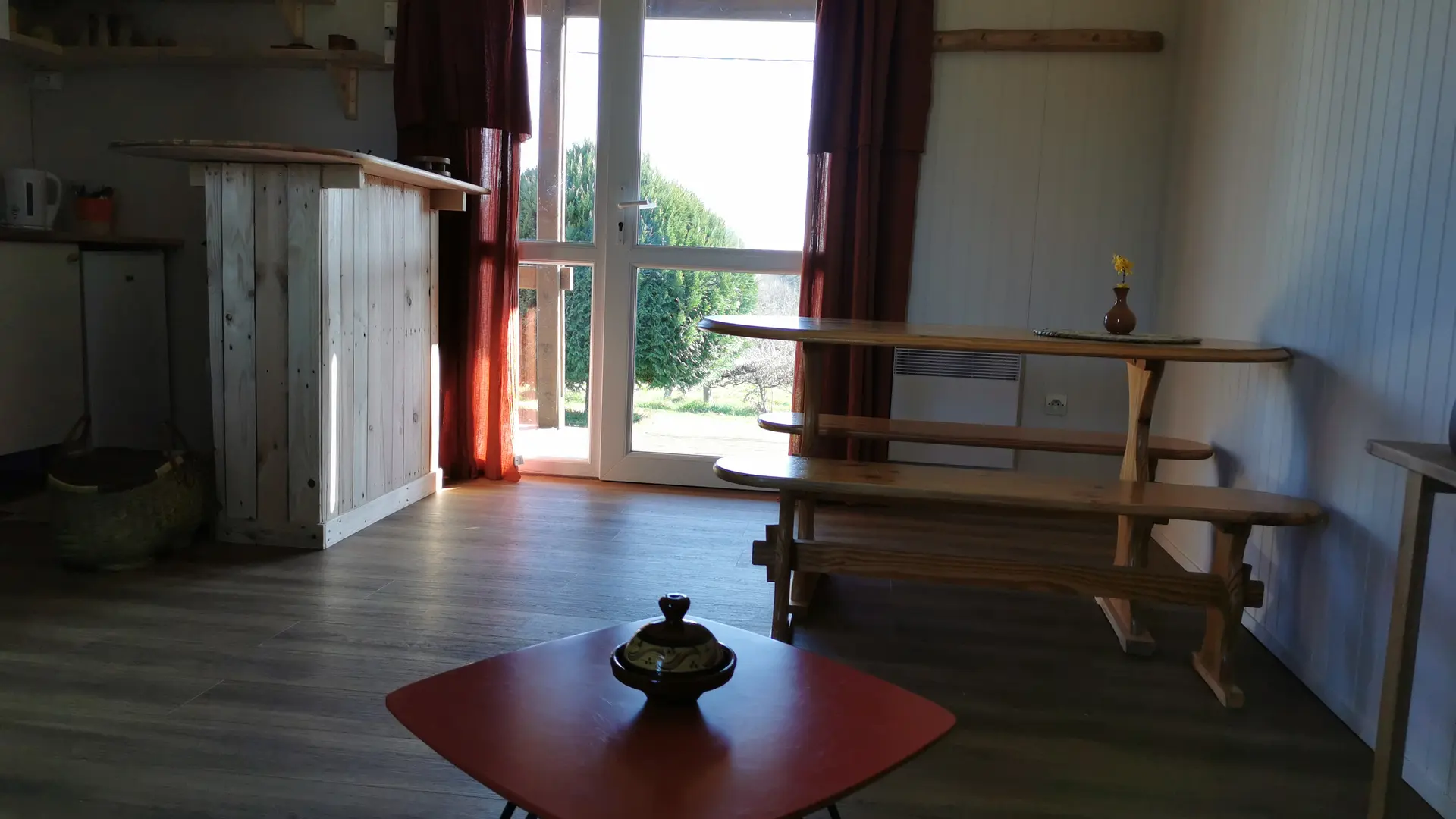 Les maisons de Coline-le salon avec vue sur la teraasse