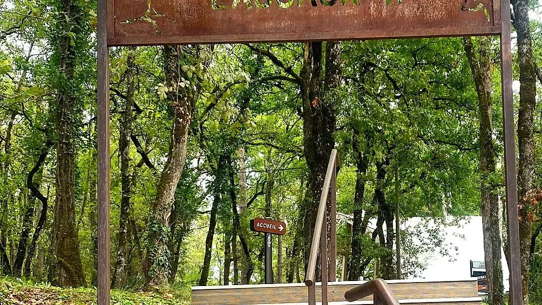 MONTIGNAC-Promenade de Lascaux-entrée Lascaux