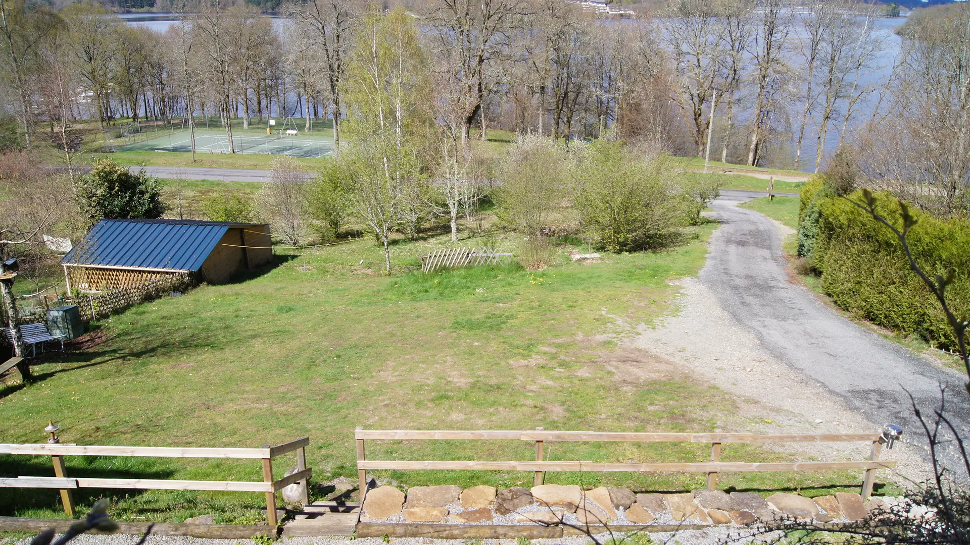 terrain sous le gite