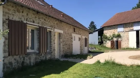 Maison et grange vue 2 Gîte La Suite