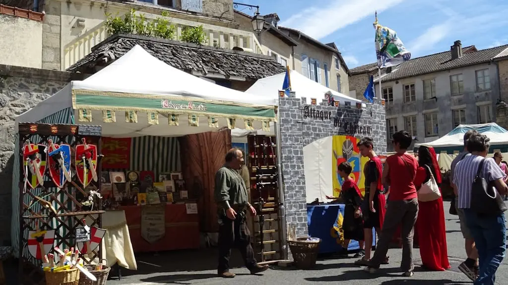 Marché médiéval à la fête des médiévales de St Léonard