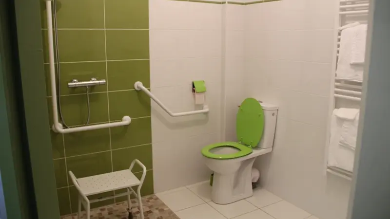 Odé - salle de bain chambre Tourisme et Handicap RDC