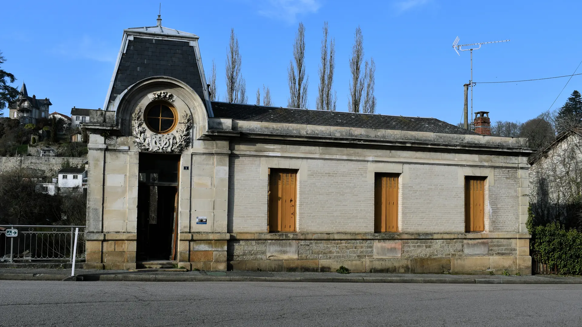 P17 8-2 Eymoutiers Gare CDHV (codes archi de Cie Charentes comme sa gde soeur) DSC_0671
