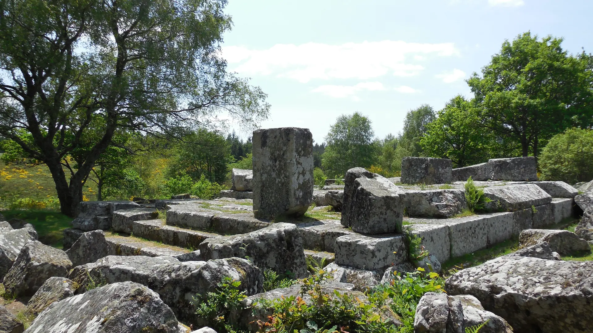 POIS_-_Bugeat_-_circuit_VTT_39_-_site_des_Cars_-_auteur_Gilbert_Salat