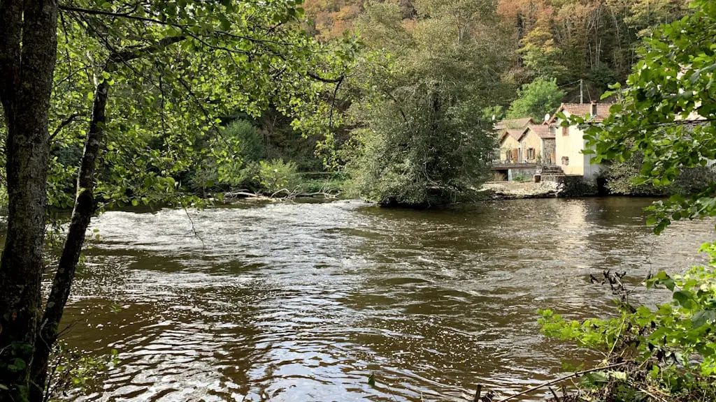 Pêche à la mouche au Moulin de l'Artige à Saint Léonard de Noblat - Vue à l'aval du seuil de Roche Servière