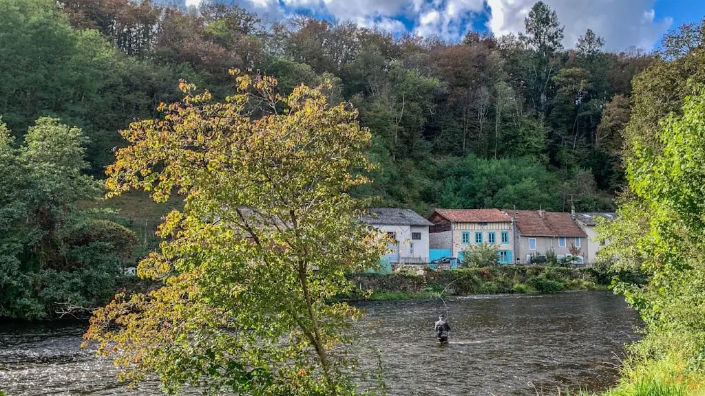 Pêche à la mouche sur la Vienne à côté du vieux pont à Saint Léonard de Noblat