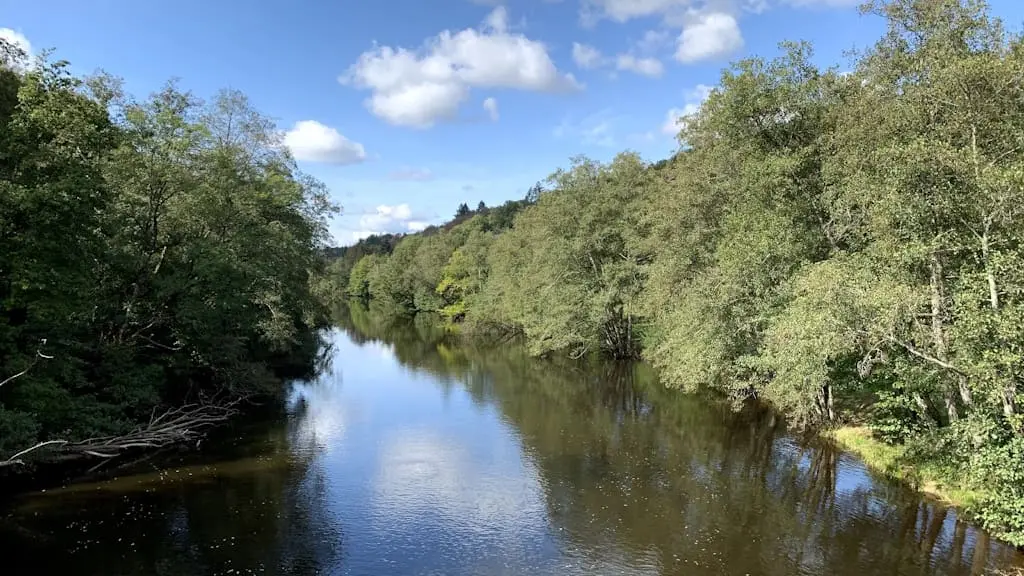 Pêche à la truite fario sur la Vienne en Limousin Vue vers l'aval depuis le pont de Roche Servière