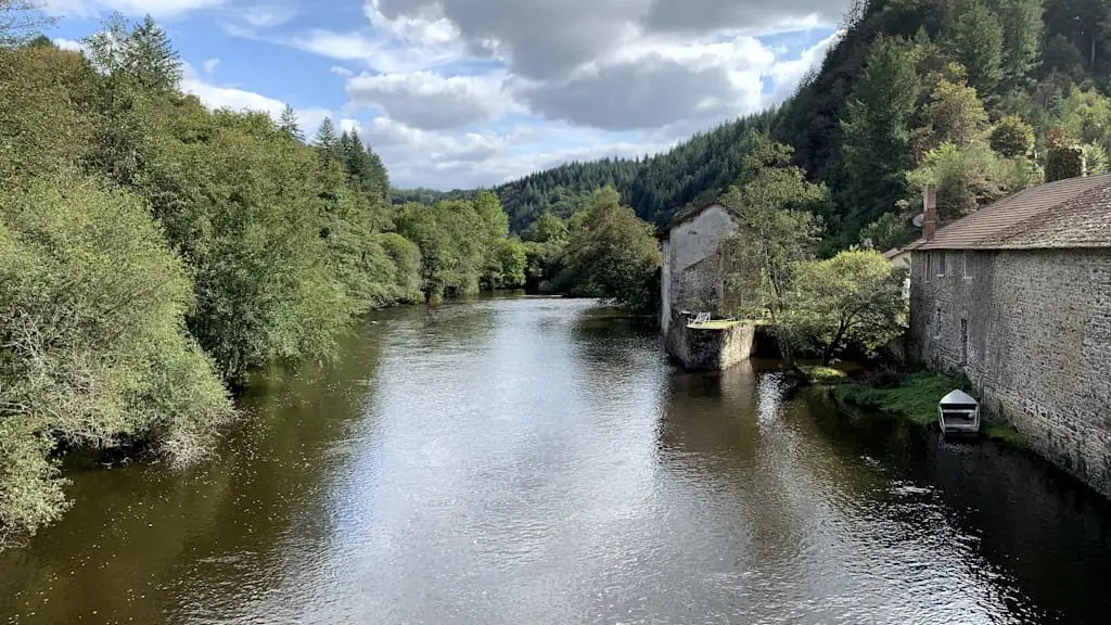 Pêche aux salmonidés à Saint Léonard de Noblat vue vers l'amont depuis le pont de Roche Servière