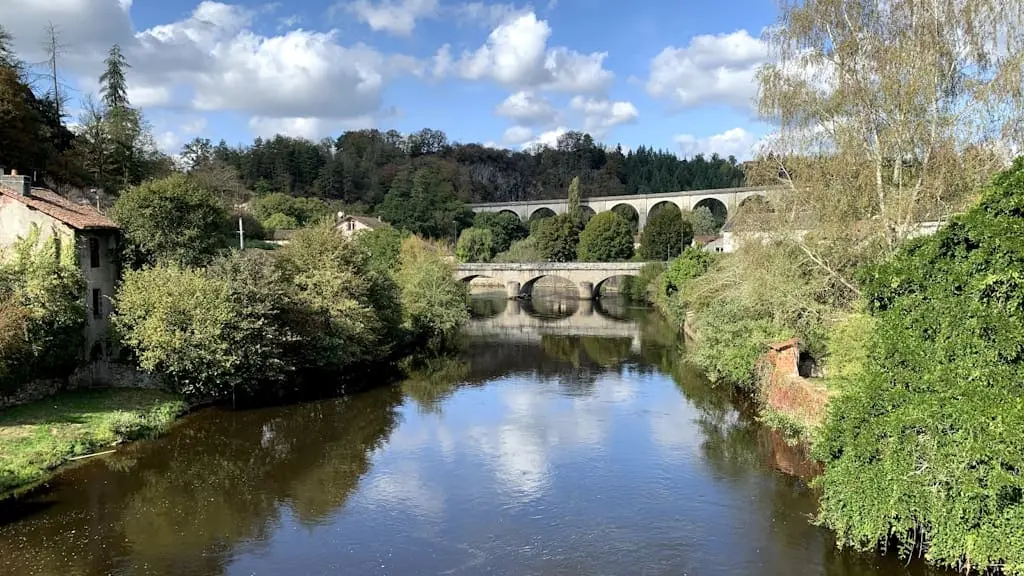 Pêche aux salmonidés sur la Vienne à côté du vieux pont à Saint Léonard de Noblat en Haute-Vienne