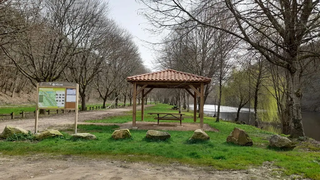 Pêche en famille sur la Vienne près de Limoges à Saint Léonard de Noblat