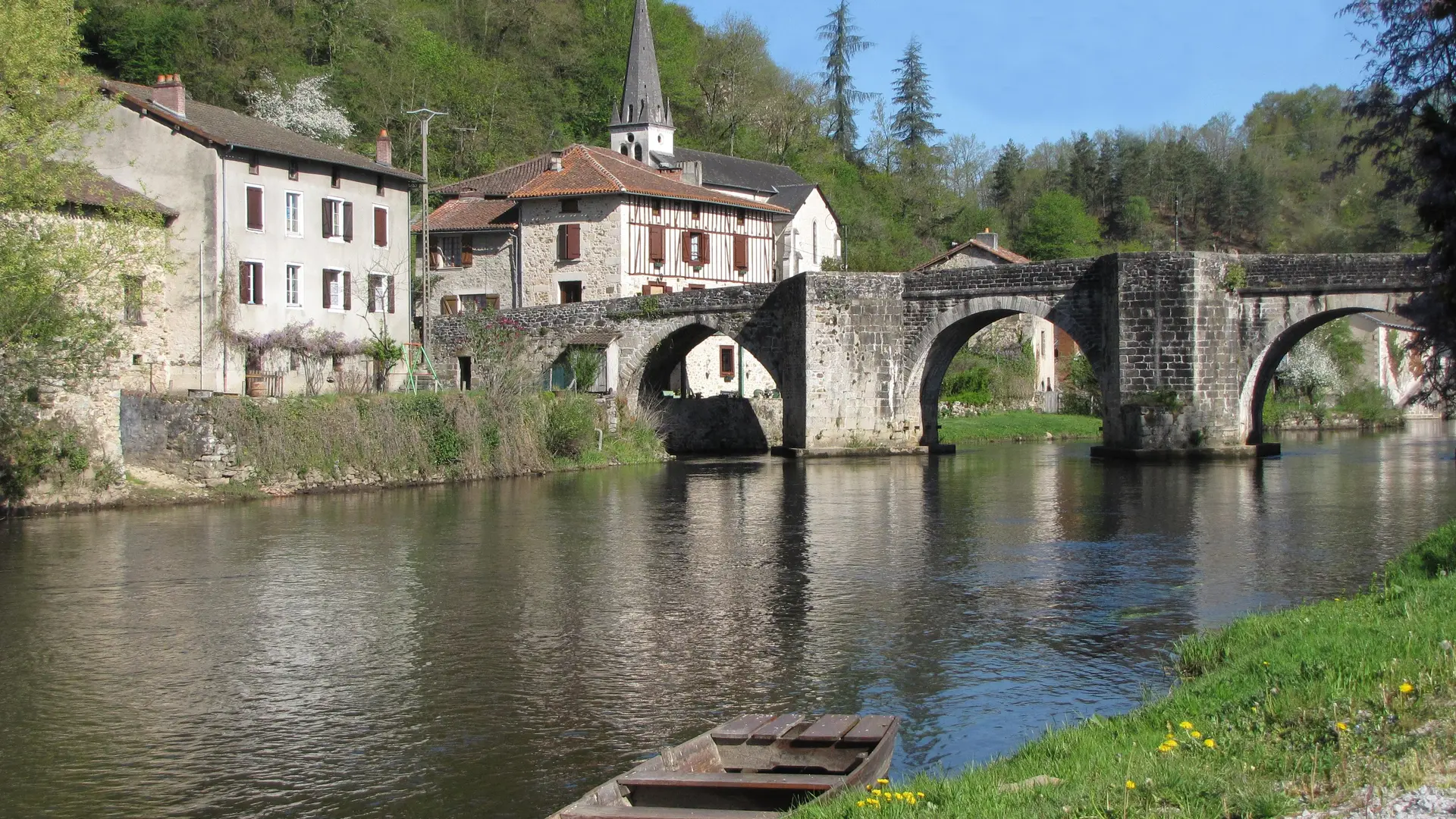 Le vieux pont en pierre du quartier du Pont de noblat