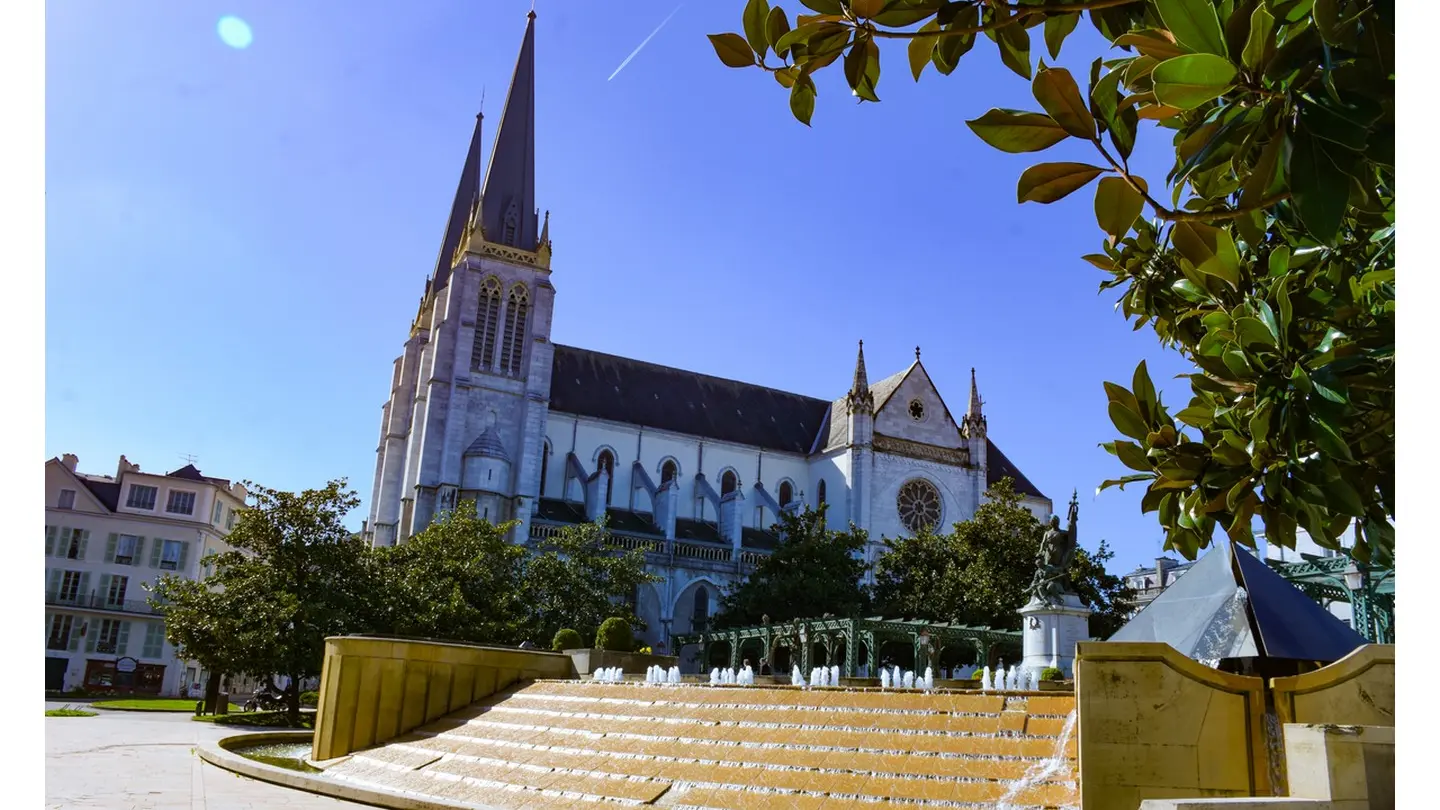 Place de la Libération - Église Saint-Jacques Pau