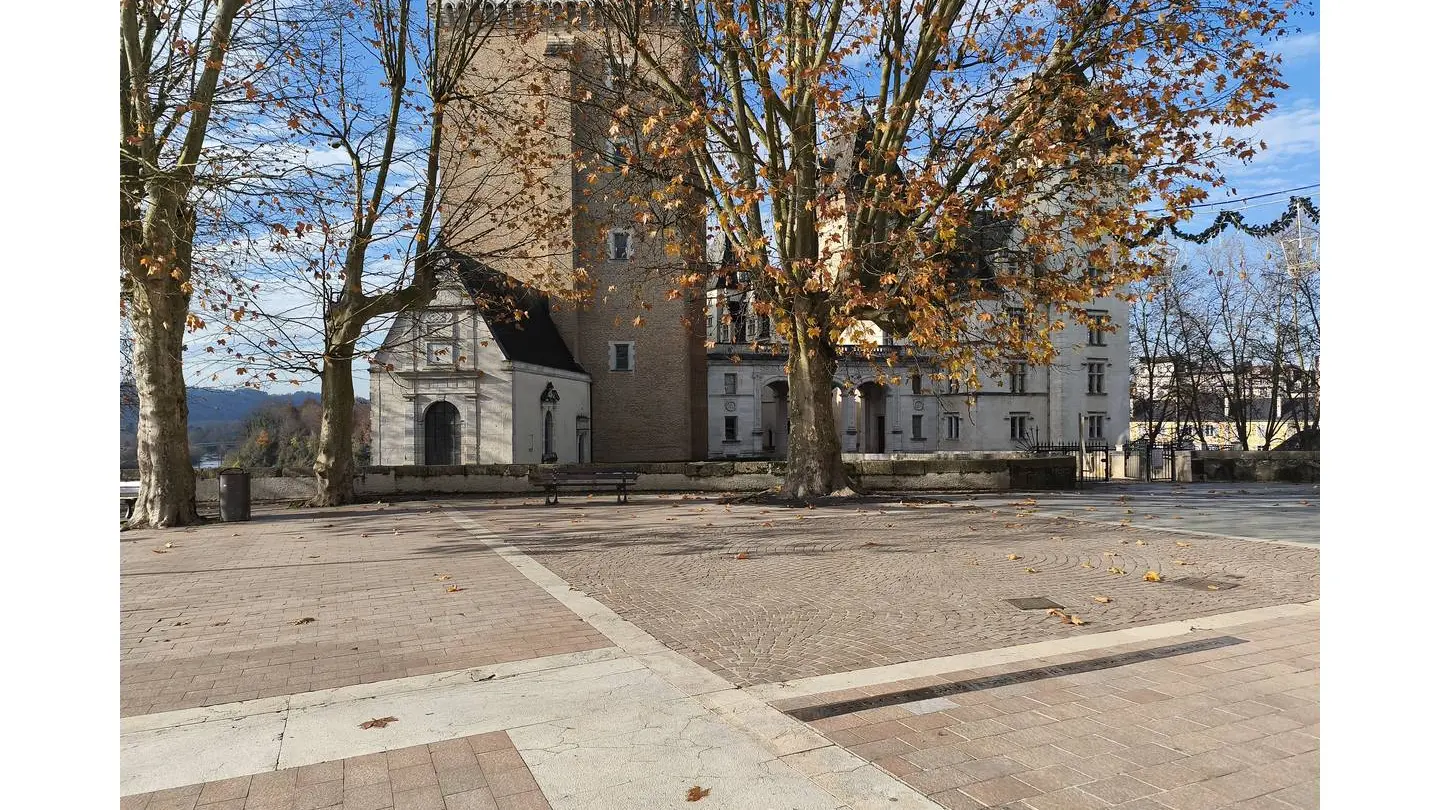 Place de la déportation château