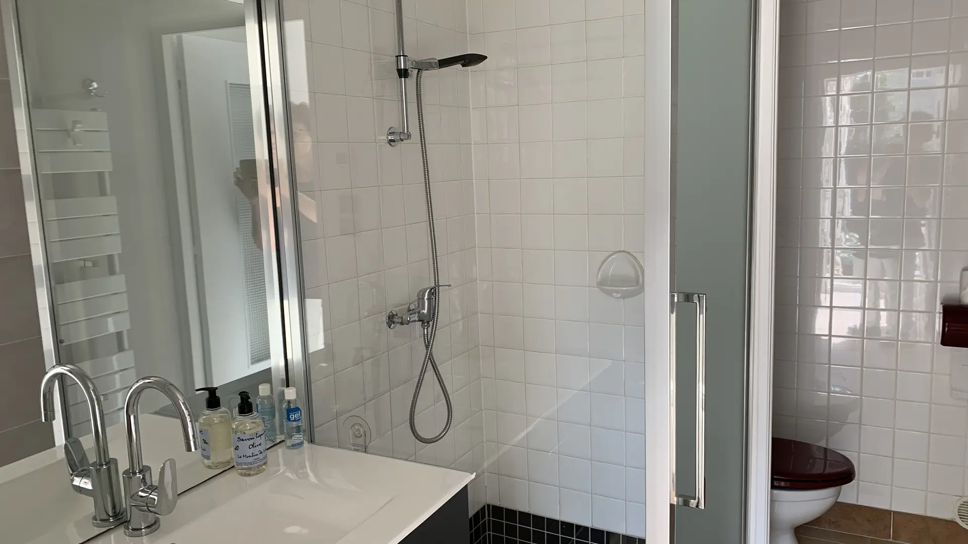 Salle d'eau avec douche de plain-pied à l'italienne et sanitaires 2