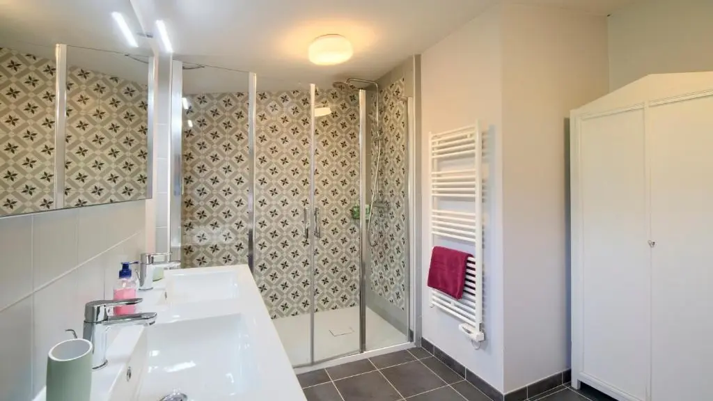 Salle d'eau blanche - Bastide de Siran