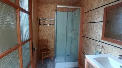 Salle-d-eau-douche-camping-a-la-ferme-equestre-trephy-pnr-millevaches