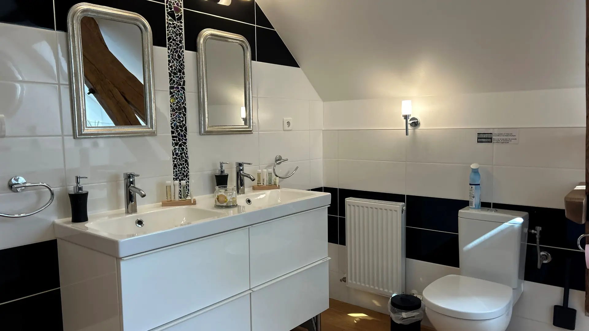Salle d'eau suite familiale - Villa de Leypinas © L Golfier