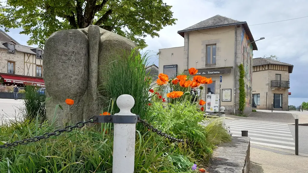 Statue de taureau limousin de Saint-Léonard de Noblat vue de dos