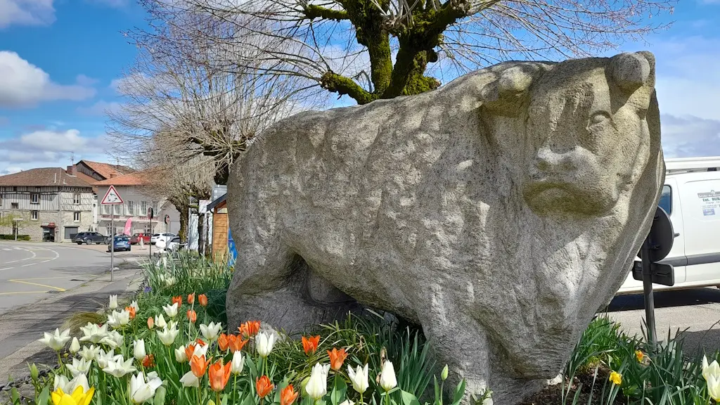 Statue de taureau limousin de Saint-Léonard de Noblat