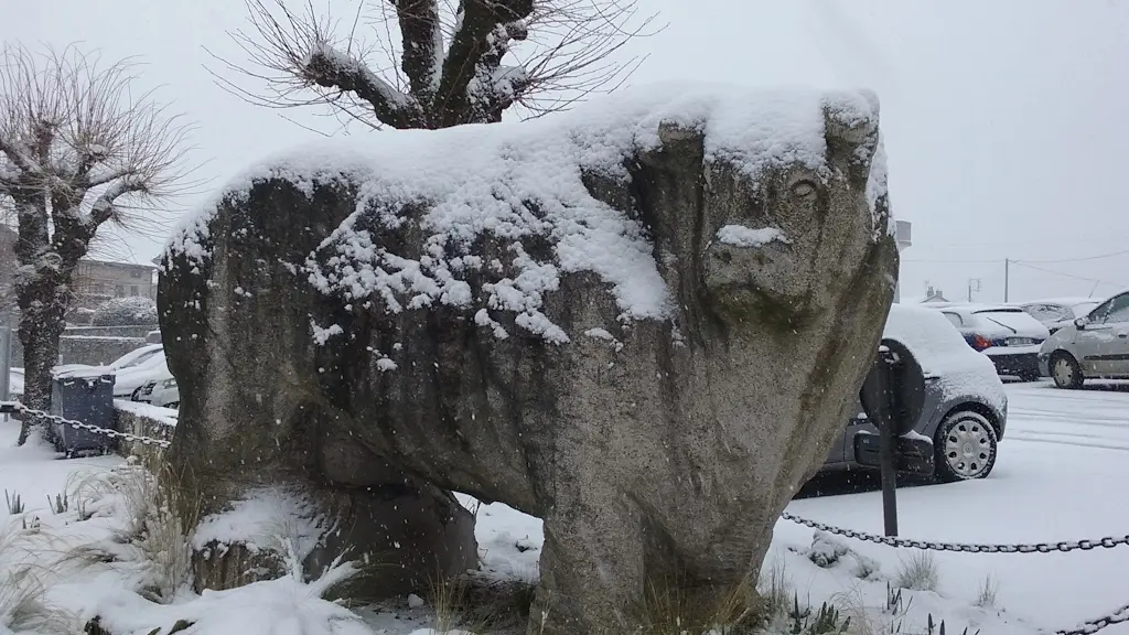 Statue de taureau limousin de Saint-Léonard de Noblat sous la neige©M. IHDI