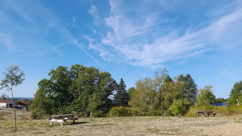 Tables de pique-nique à Champnétery entre Limoges et le Lac de Vassivière