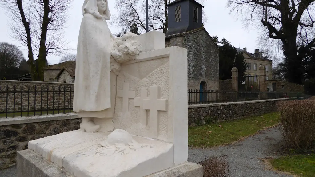 Monument aux morts et église à l'arrière