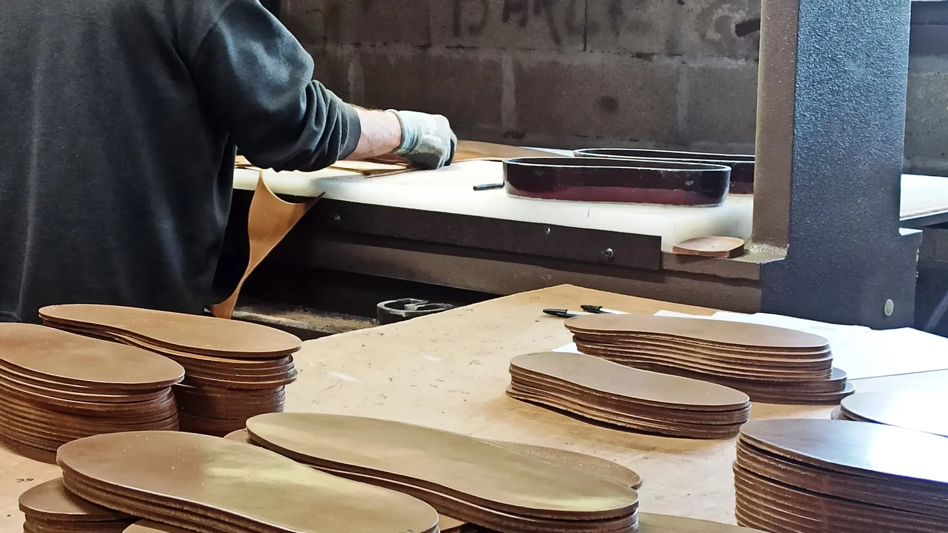 Découpe des formes des futures semelles