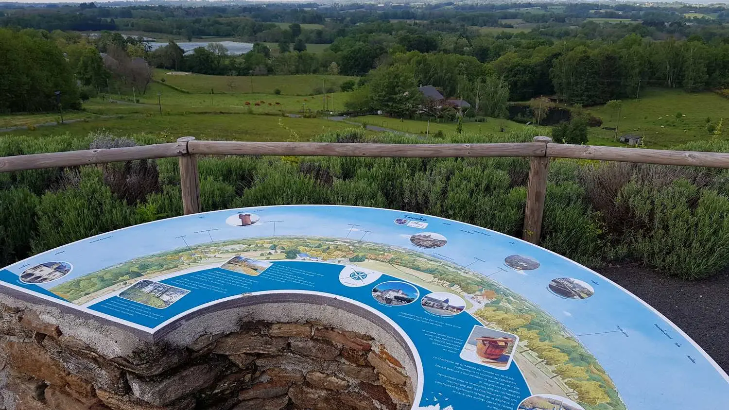 Table d'orientation - Au Tour de la couade - Troche © L. Penicaud - Office de Tourisme terres de correze