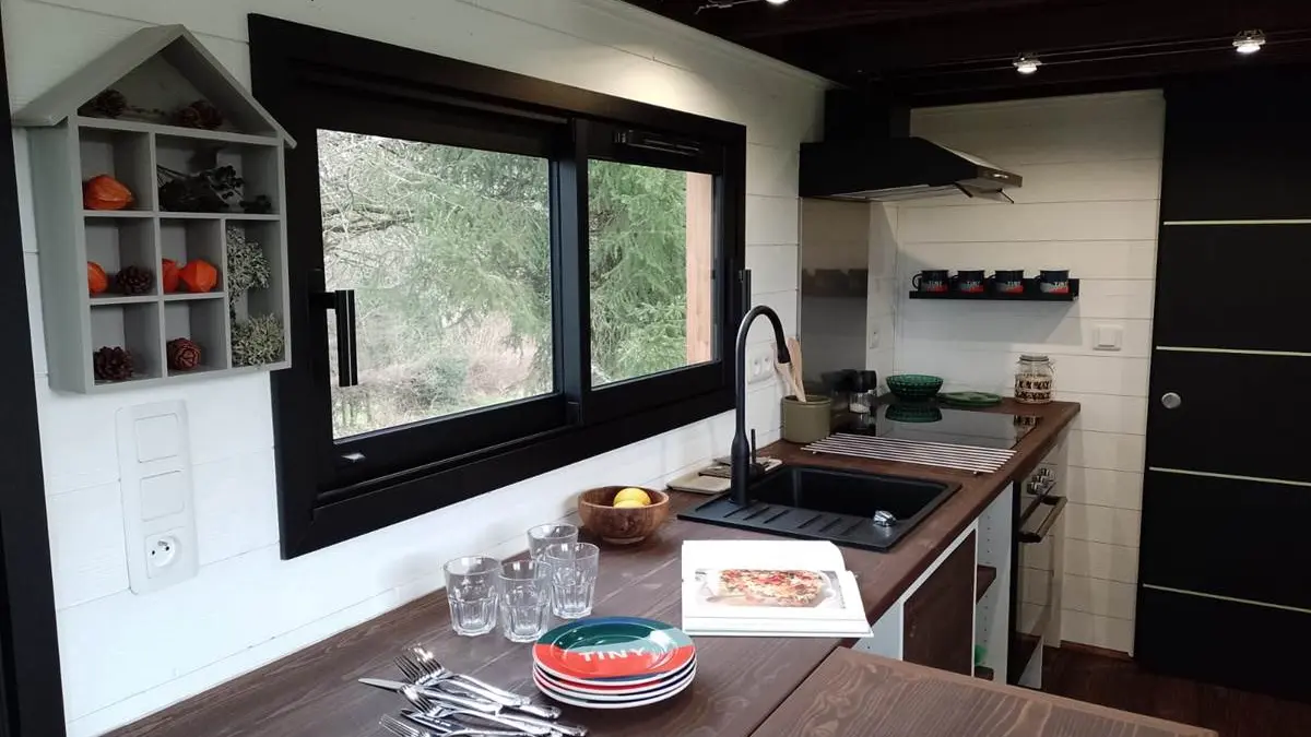 Un-bel-espace-pour-cuisiner-et-prendre-ses-repas-face-a-la-nature