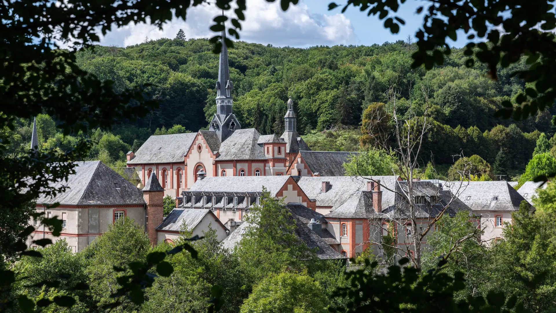 Vue Chartreuse de Glandier - Au tour de la couade - Troche ©C.Bastiane - Office de tourisme terres de correze