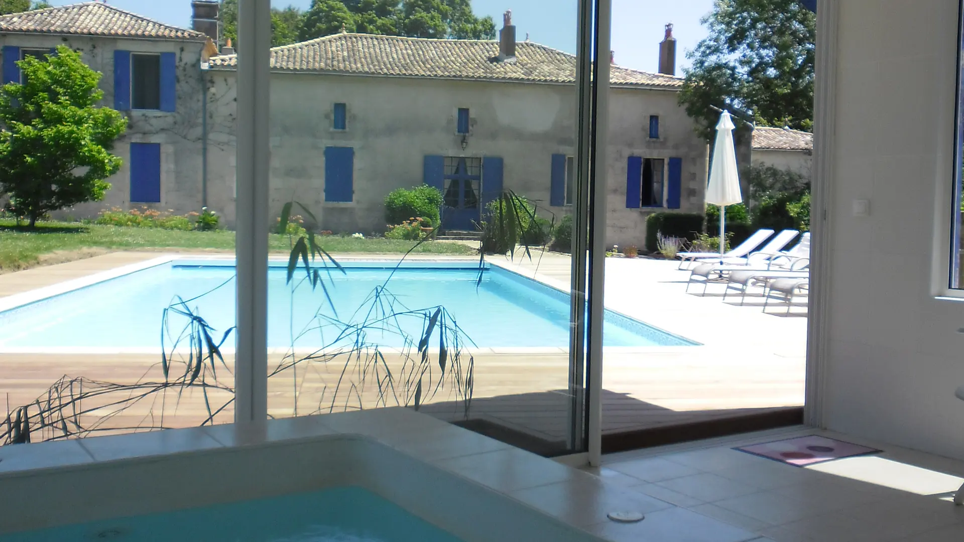 Vue de la maison depuis le spa