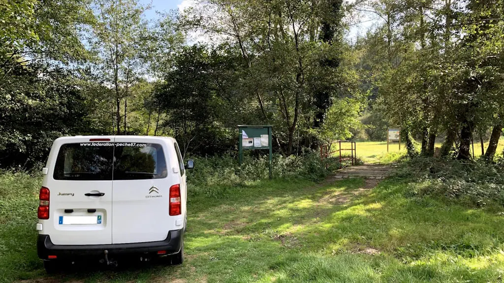 Zone de stationnement de Brignac rive droite - Pêche sur la Vienne en Limousin à Royères