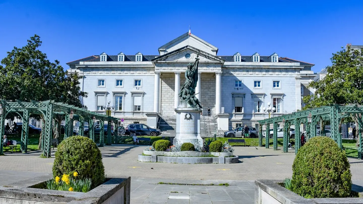 Place de la libération - Pau - le palais de Justice
