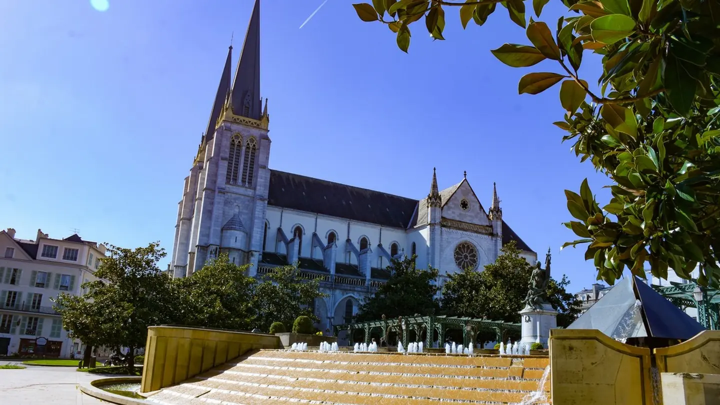 Place de la libération - Pau - Eglise Saint Jacques