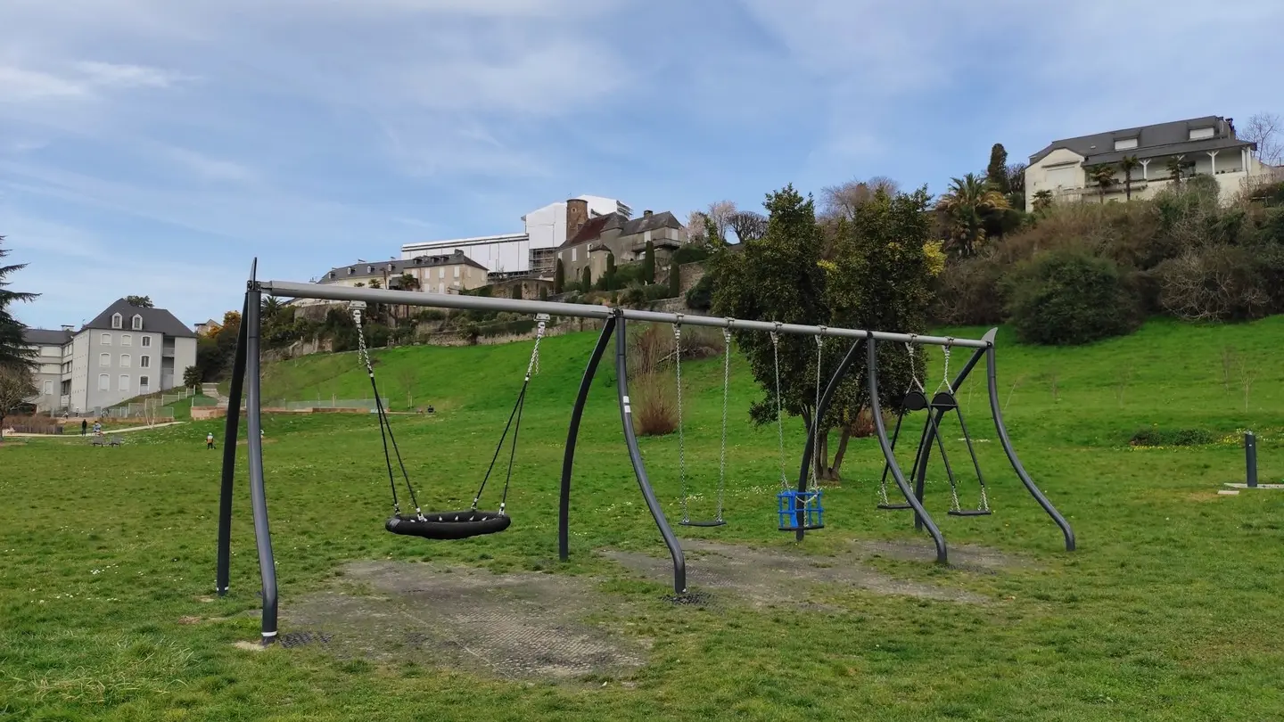 Aire de Jeux des remparts de Lescar - Lescar - balançoires