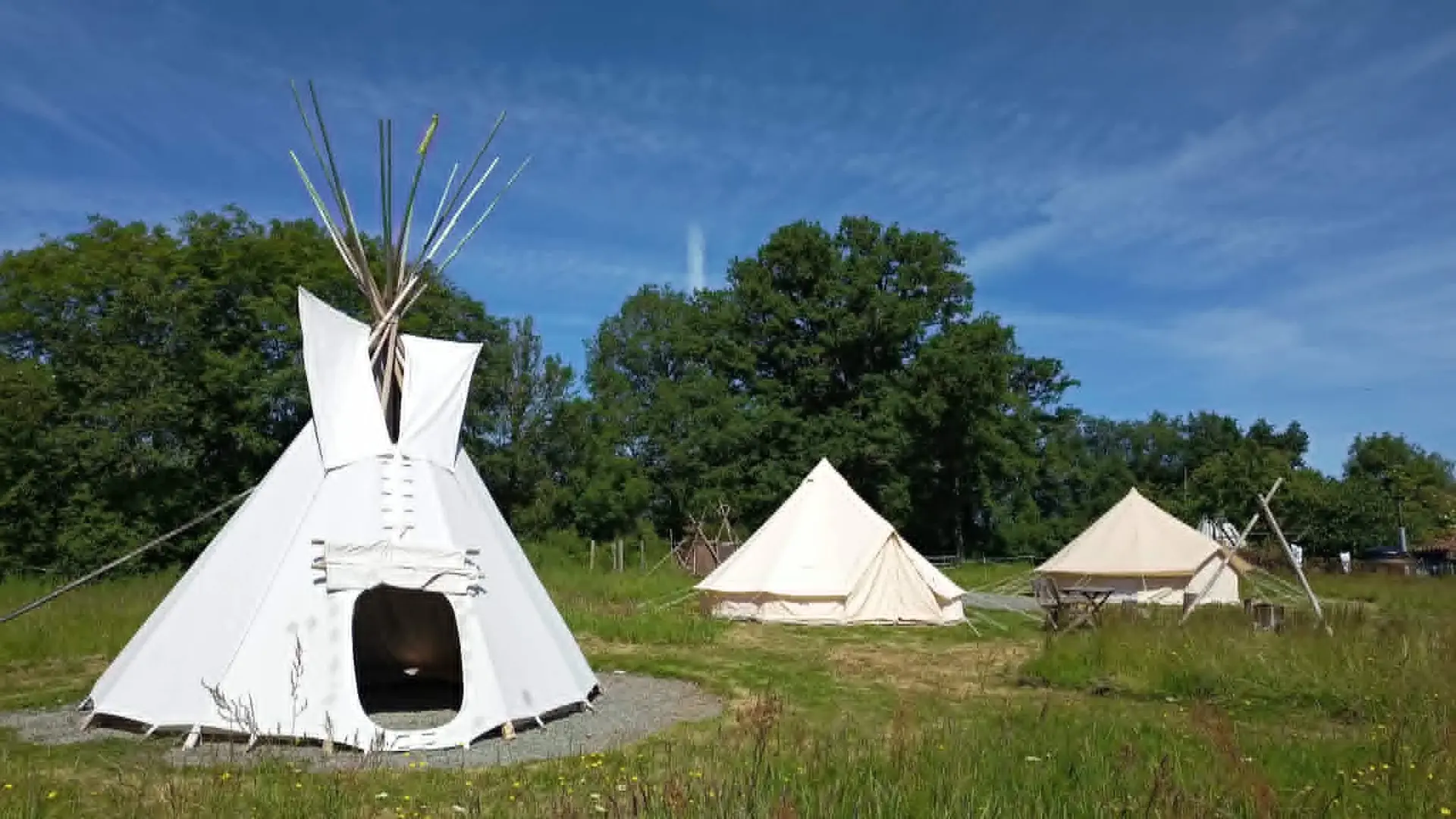Les tipis Cheyenne et Apache au cœur de la nature