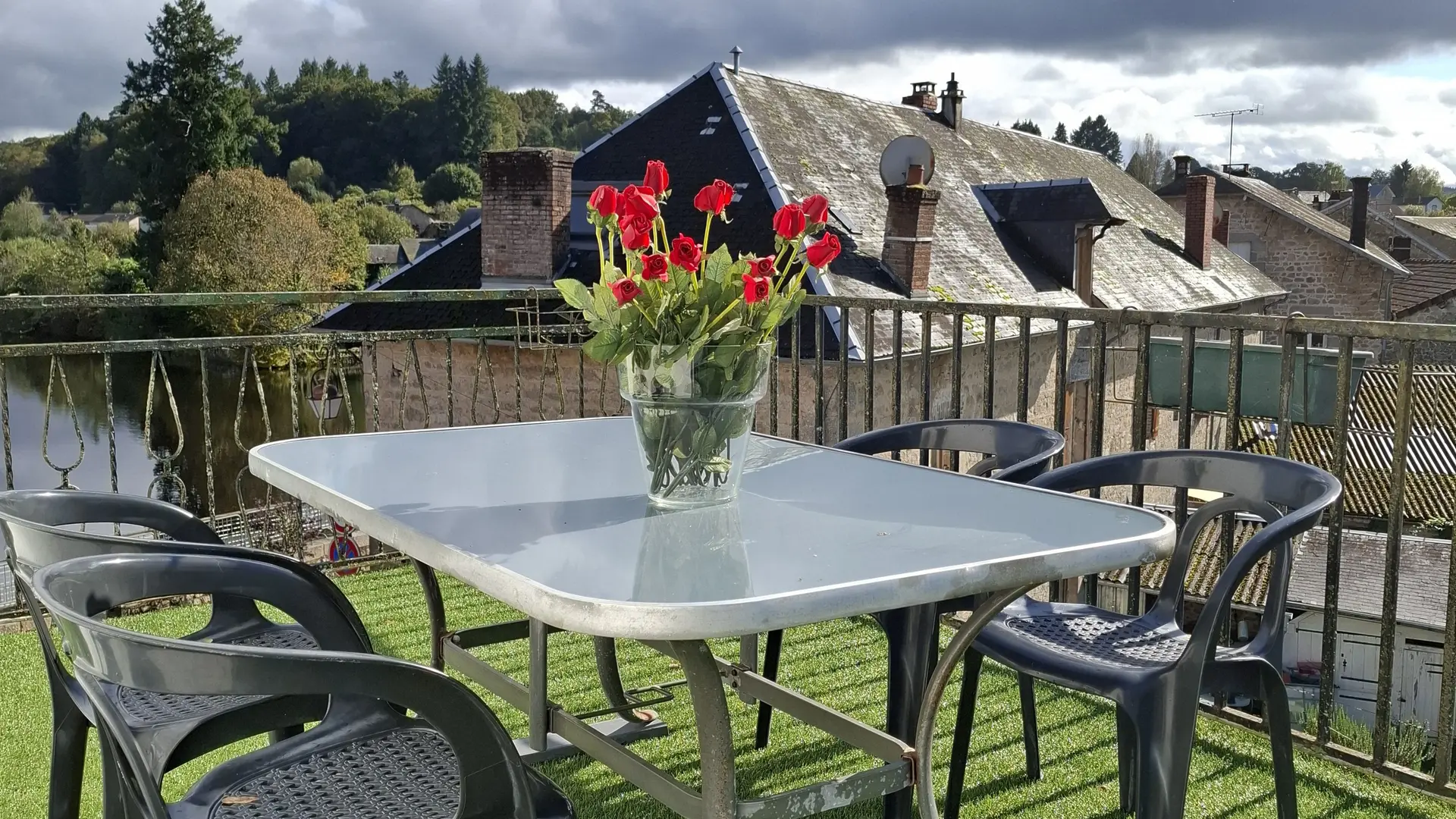 Terrasse le Bellerive vue étang