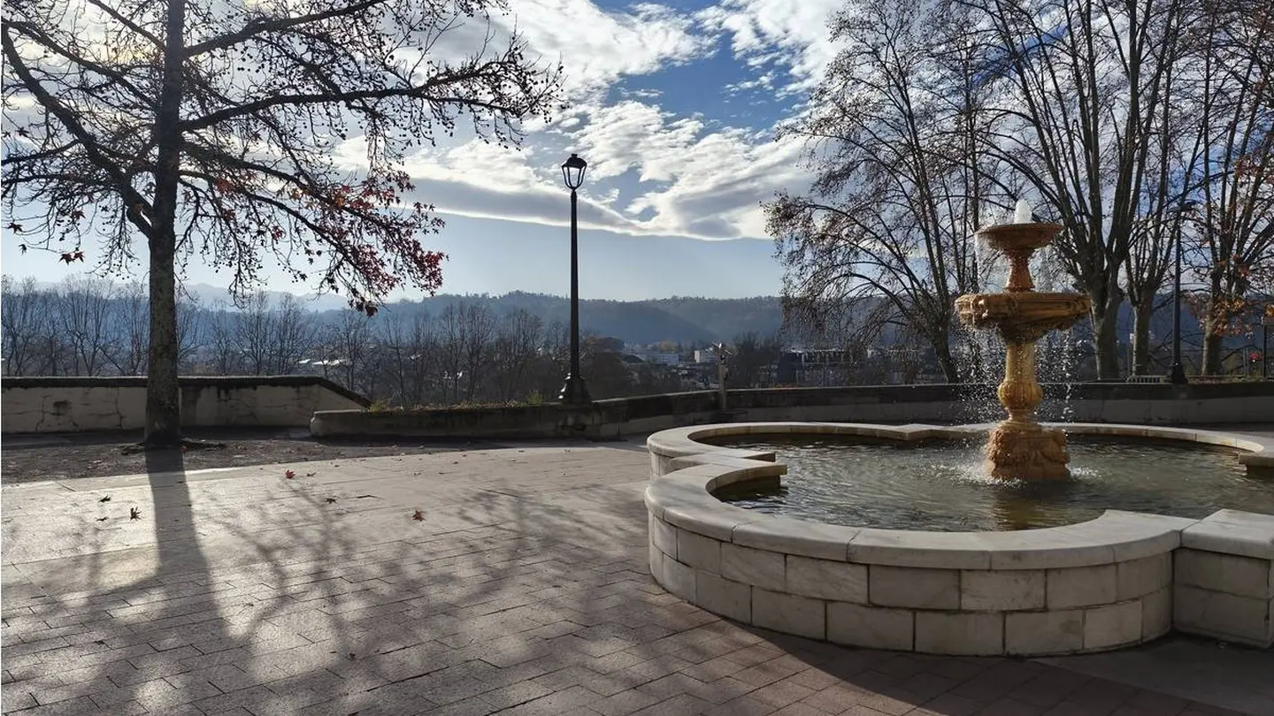 Place de la déportation - Pau - vue sur les coteaux