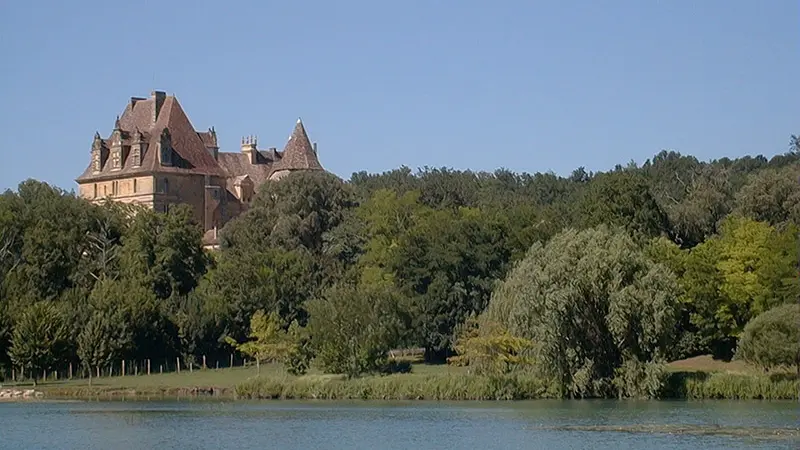 chateau-de-lanquais-et-lac