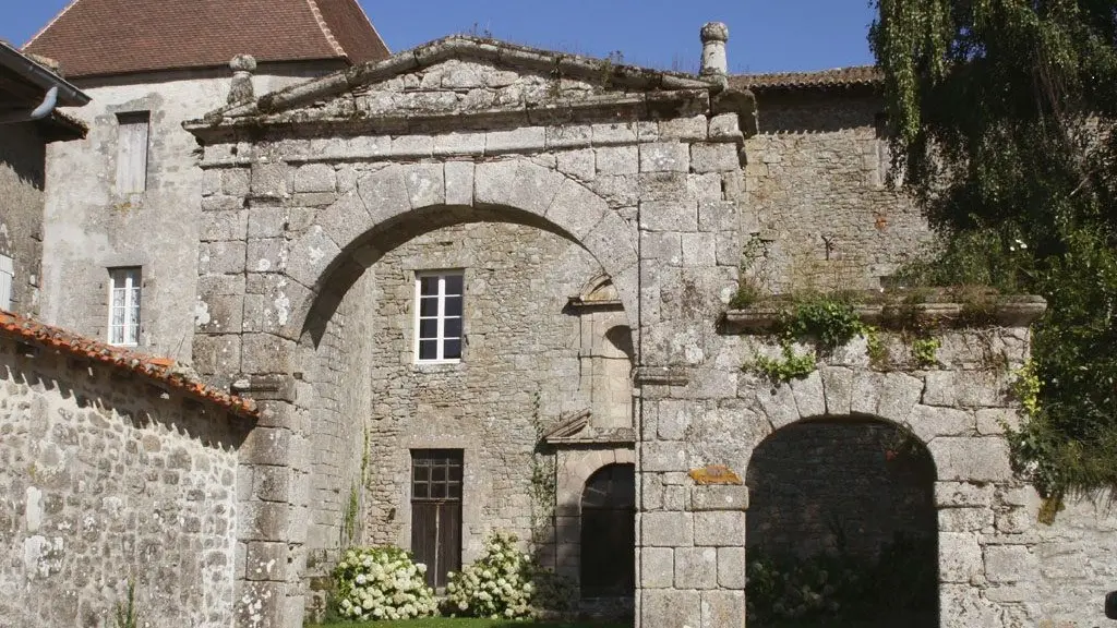 porche d'entrée XVIIème siècle du couvent des Carmes