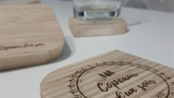 dessous-de-verre-en-bois-gravure-logo-par-copeaux-d-un-soir-1-600x800