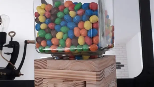 distributeur-de-bonbons-en-bois-600x800