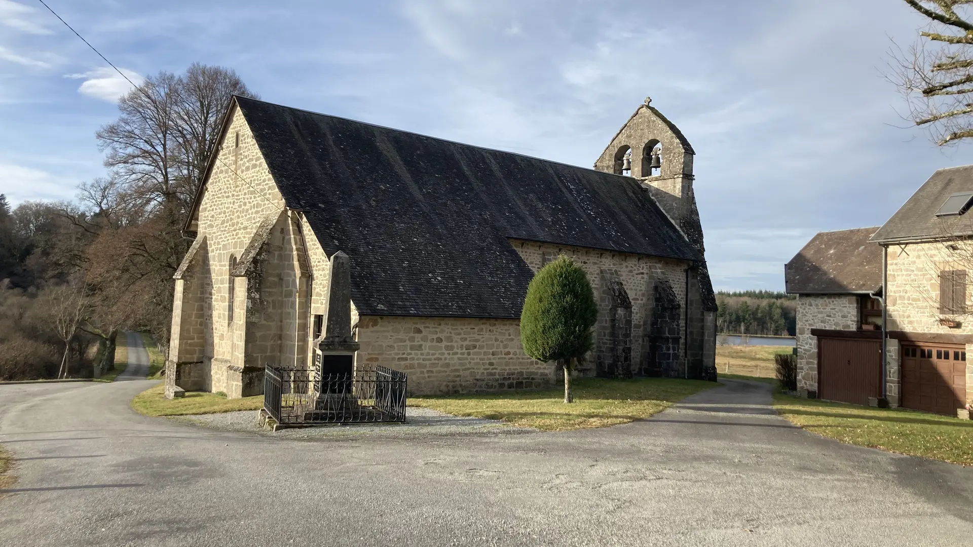 église - Saint-Hilaire-les-Courbes © L Golfier  (2)