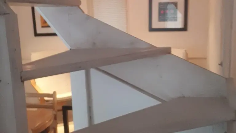 escalier etroit et raide