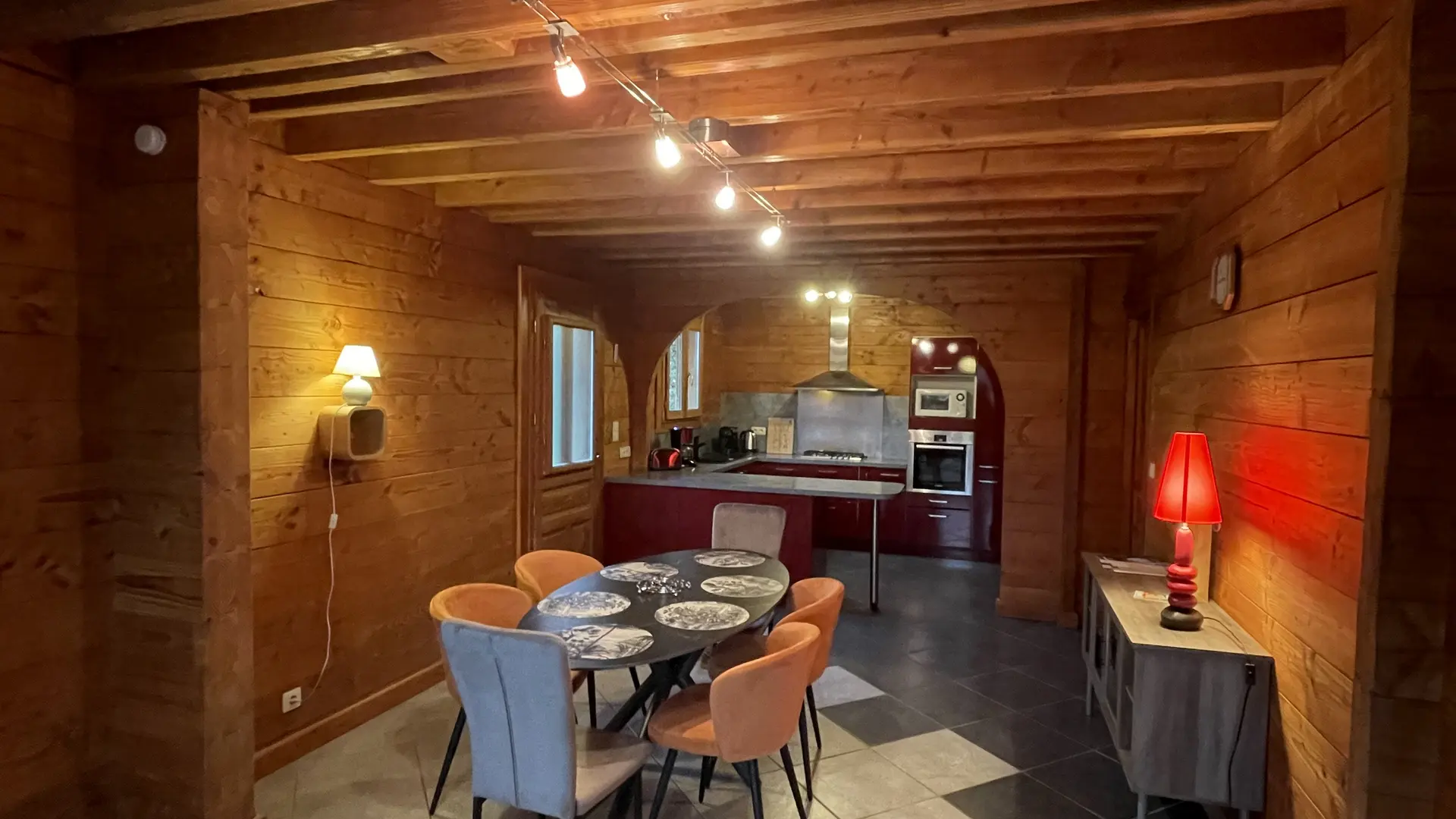 Le Chalet de Noblat - espace salle à manger et cuisine