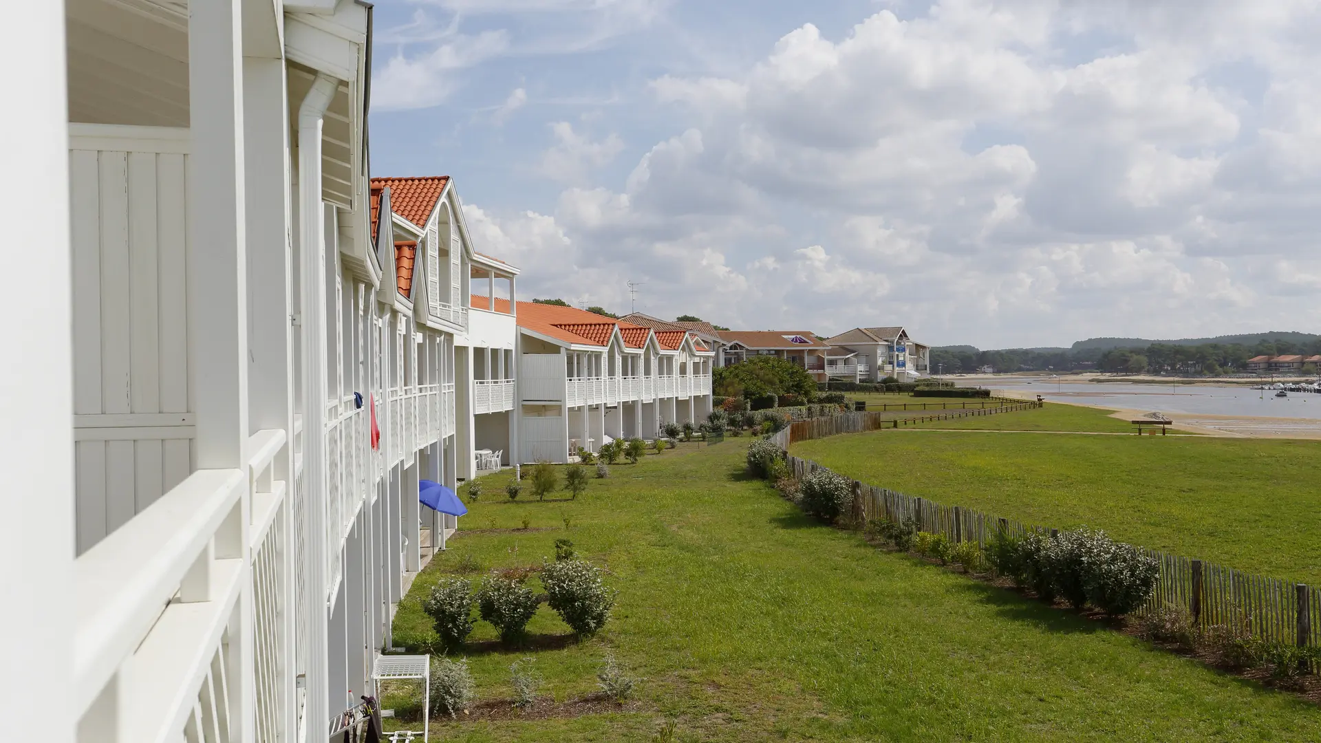 Vue extérieure le long du courant
