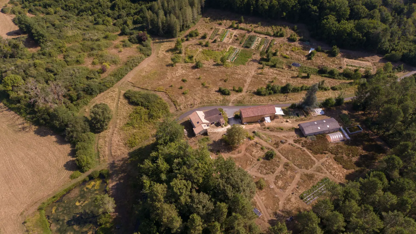 ferme-du-séchoir-vue-aerienne-champ-beleymas-tourisme-vallée-isle