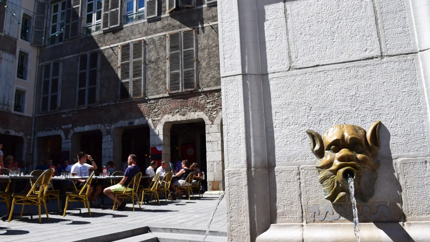 Pau, capitale royale - Fontaine de la place reine Marguerite