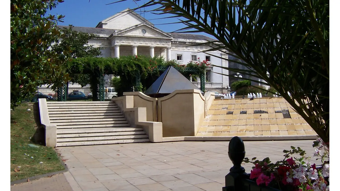 Fontaine de la Libération - Palais de Justice - Pau